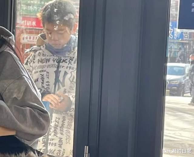 李冰冰|霍思燕夫妇被偶遇，杜江帮妻儿买饮品太贴心，8岁嗯哼身高猛蹿