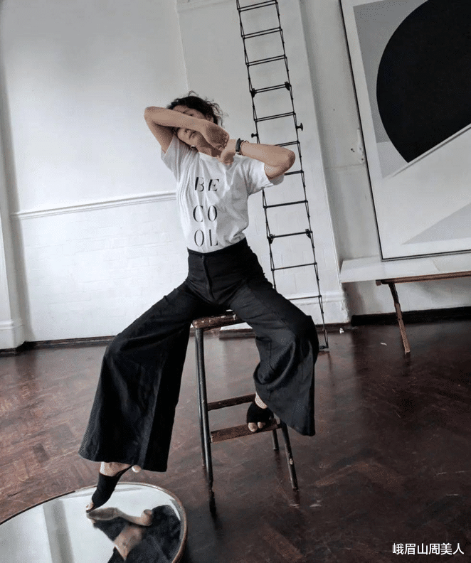 今夏别再穿T恤配牛仔裤了，太土！要搭就搭这3种下装，时髦高级