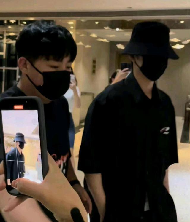 蓝天野|肖战新剧杀青显疲态!没有路透压力,他终于穿上短袖了