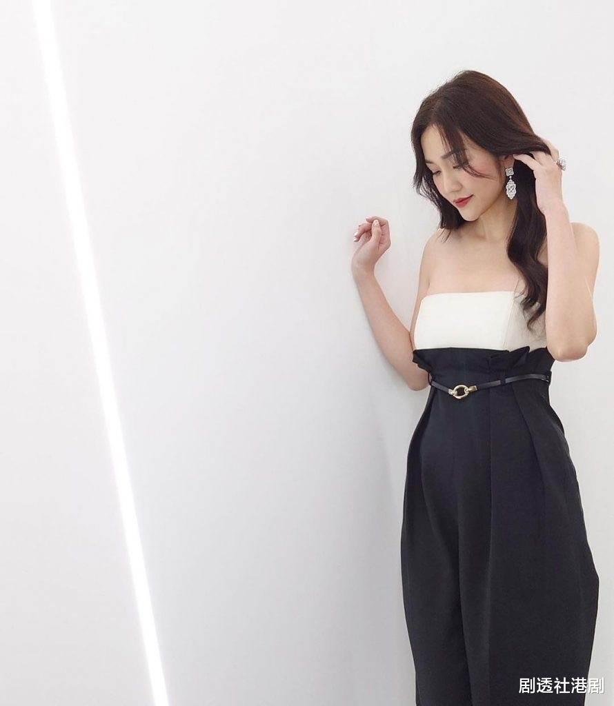 范帅琦|港圈模范夫妻庆祝水晶婚，丈夫晒两人旧照，被质疑“居心不良”