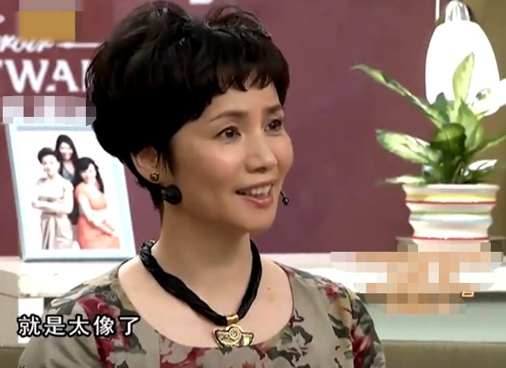 徐俐|央视徐俐光脚海边踩水!穿薄纱裙小腿结实,脚指甲涂红色太精致