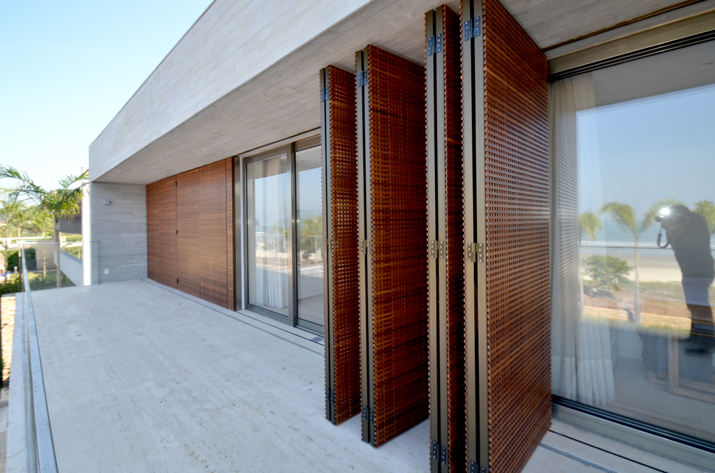 入户改成整面玻璃门,外面加一层木格栅,防晒又挡视线,太机智了