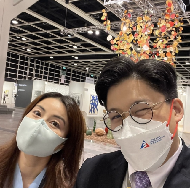 郭晶晶|郭晶晶被霍启刚宠成少女!与老公歪头杀太甜蜜,老公却成了大叔样