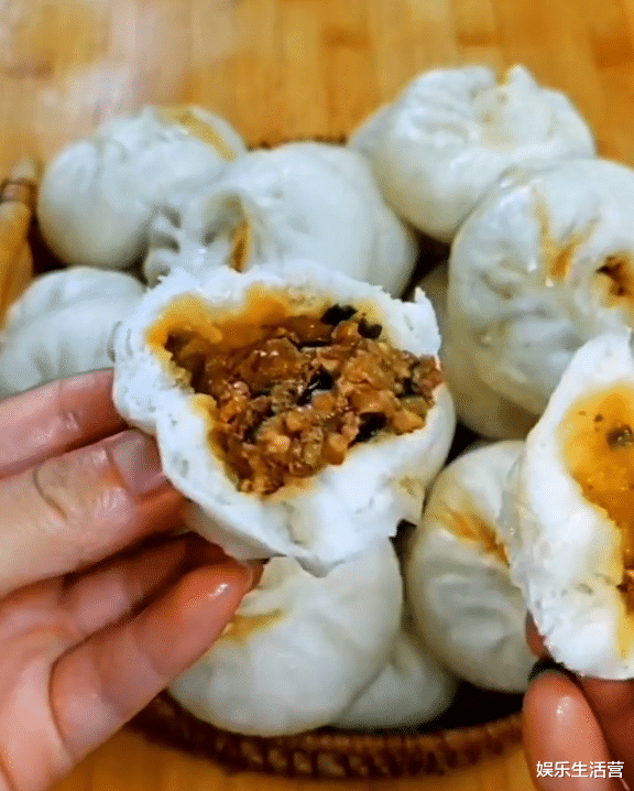 陈萌|陈萌朱小伟穿情侣装压马路,被指爱炫就会失去,大衣哥将被传唤