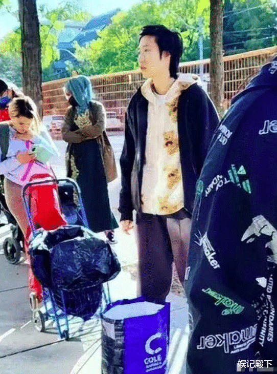 吴卓林|吴卓林寒风中排队领救济粮，生活窘迫到睡桥洞，父母皆在却像孤儿