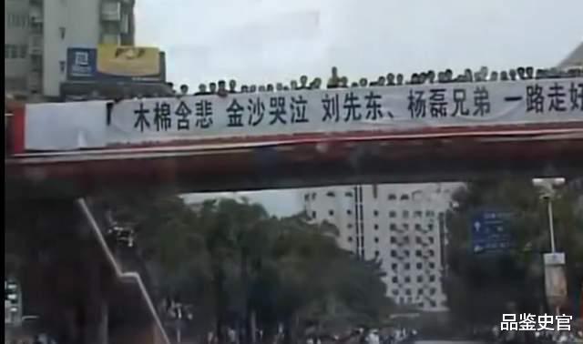 2011年,两名18岁战士跳江救人被水冲走,年轻女子被救起:对不起