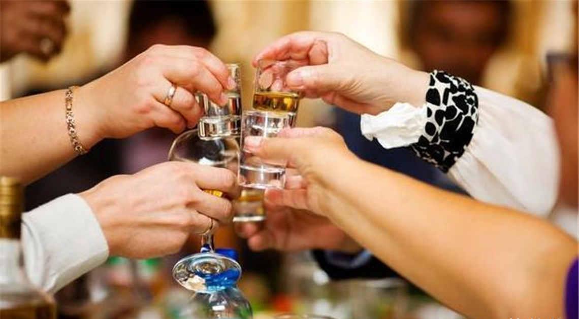 聚餐|公司聚餐同事喝得烂醉,领导说离他远点,几年后发现领导看人太准