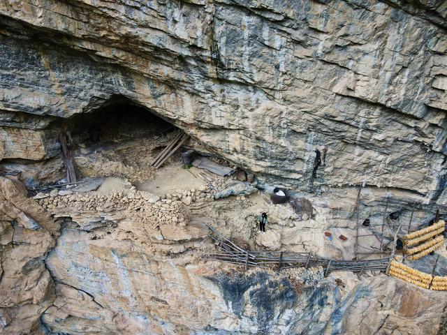 重庆|500万都不卖！重庆峡谷一崖居人家，堪称豪宅，方圆几公里无人烟