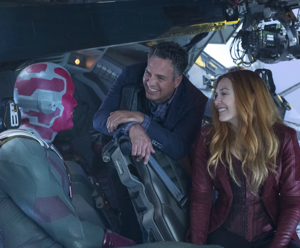 街拍|真Hold不住！ 「绯红女巫」拍漫威电影作品尴尬症狂发作