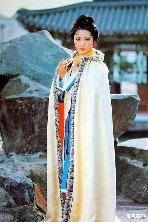 陈晓旭|陈晓旭的22张挂历照片,古装眉目如画,现代装别有一番味道