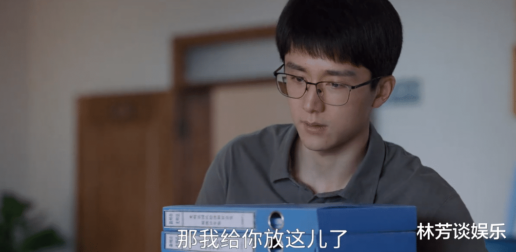 全程眨眼,摇头不止,27岁张新成出手,带来教科书般“打工人”