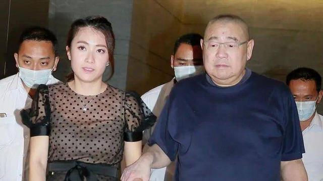 刘銮雄|甘比隐忍14年成刘太太,撇下刘銮雄上车,网友:现在扶都不扶了