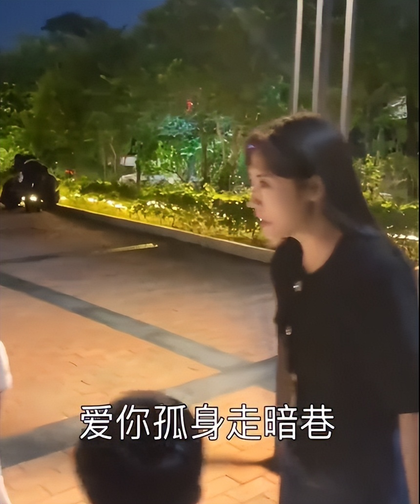 邢菲|邢菲唱《孤勇者》接头路边小孩，第一句试探，后面表情逐渐坚定