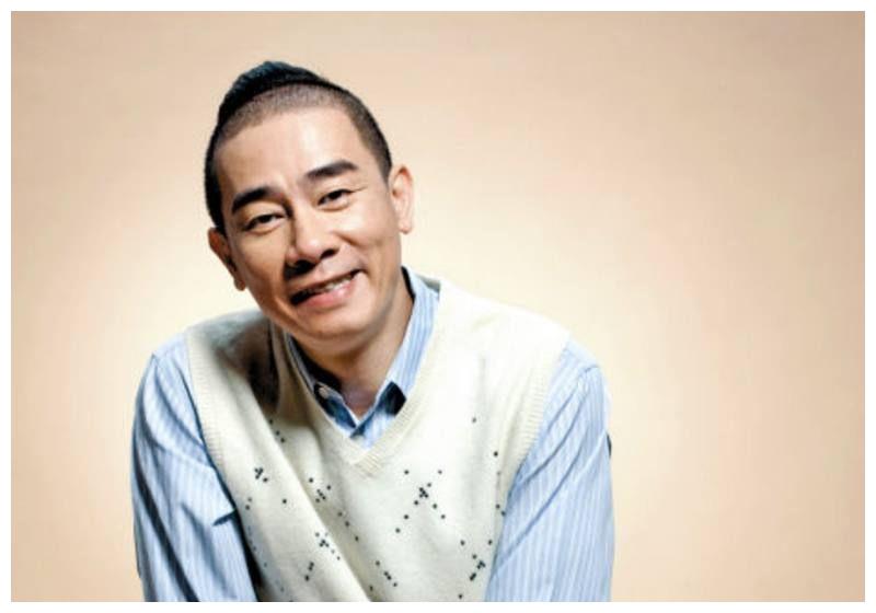 柔情硬汉陈小春：13岁辍学打工，被评为十大孝子，如今山鸡变凤凰