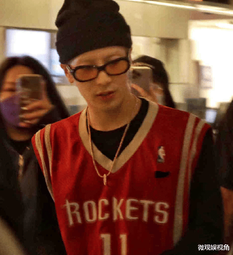 王嘉尔|王嘉尔球衣现身机场，网友：路人都觉得很帅的程度