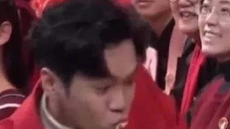 张若昀|张若昀在观众席吃烧鸡，成为春晚第一人，同款手机壳也火了