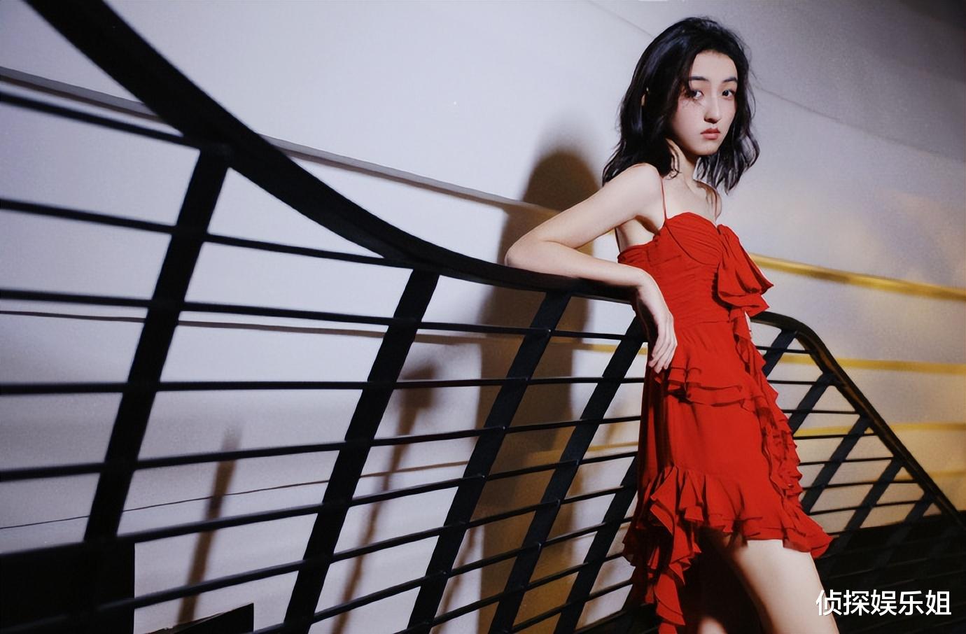 张子枫|张子枫近照瘦成纸片人，排骨胸超抢镜，网友直呼看着不健康