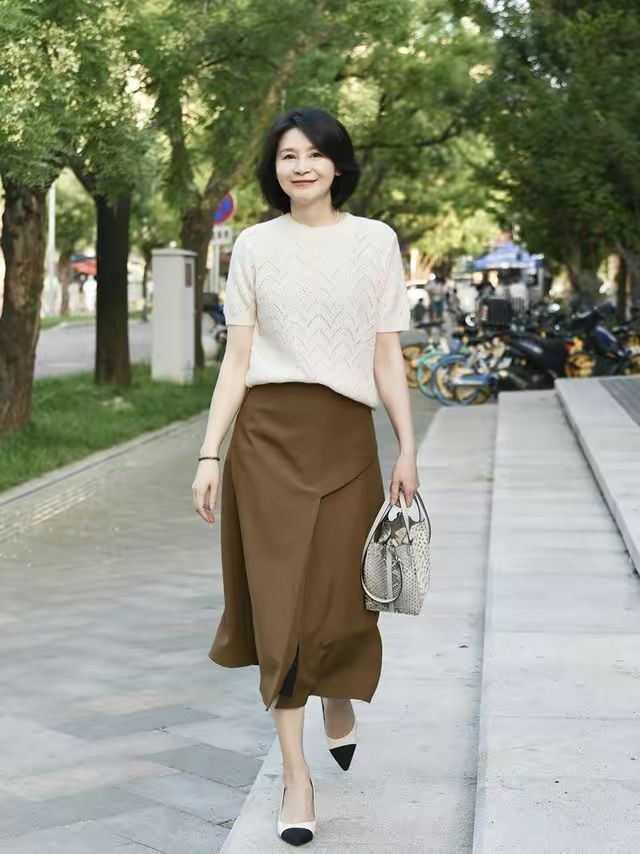 短发 建议上了年纪的女人：衣不花，鞋不高，发不长，优雅得体不做作