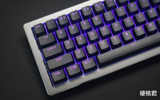 蓝宝石|配置拉满的小键盘这么酷！酷冷至尊CK721机械键盘评测！