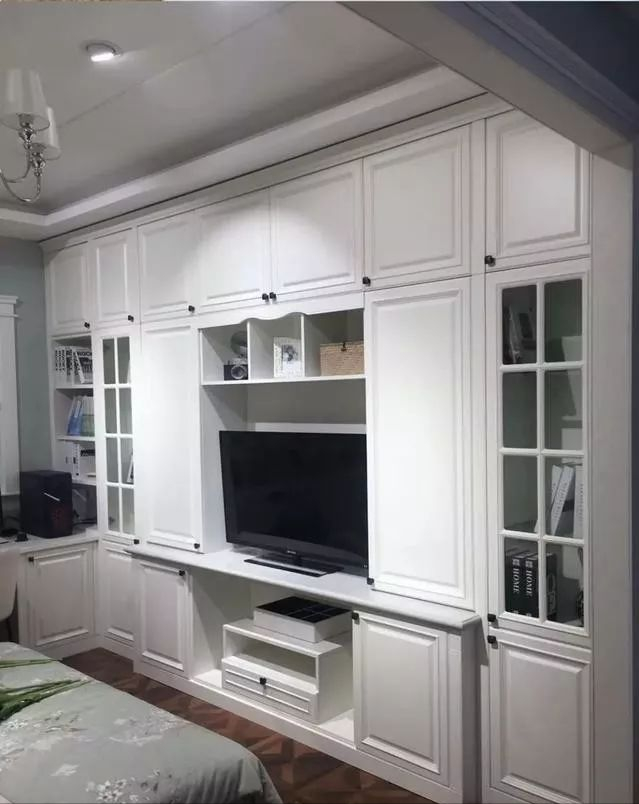 客厅电视背景墙别空着,聪明人都这样打柜子,漂亮还能收纳!