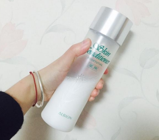 卷发 初抗老精华液适合什么护肤品 敏感肌亲身测评