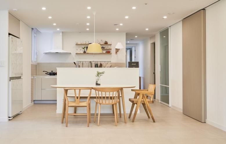 不做过度装修,去掉电视墙,把钱用在刀刃上,这样的房子终身受益