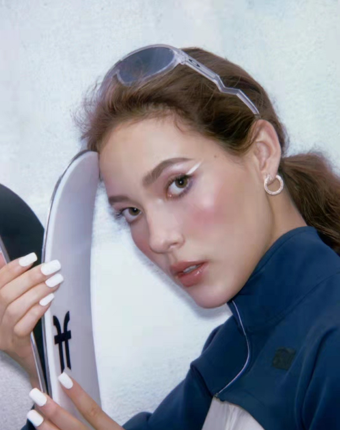 光芒 谷爱凌最新大片曝光!银色眼影配大红唇变欧美辣妹,穿挂脖裙超美