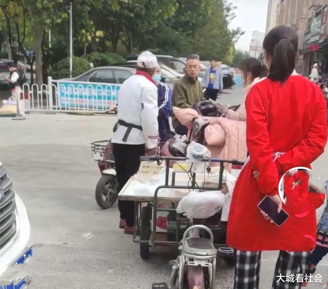 强买强卖?山东一女子要买15元的打糕,老人切完称重54元:必须买