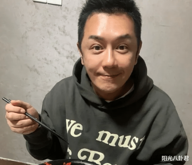 带货|8位内地带货的过气港星,有人70岁熬夜直播,有人8小时仅赚200元