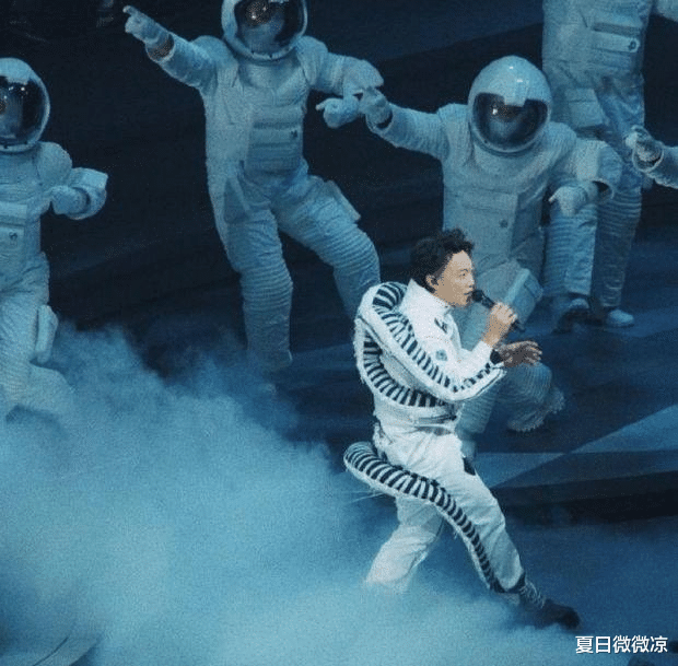 陈奕迅|歌手陈奕迅红馆演唱会落幕，超人气支持的景象，网友：太燃，太值了