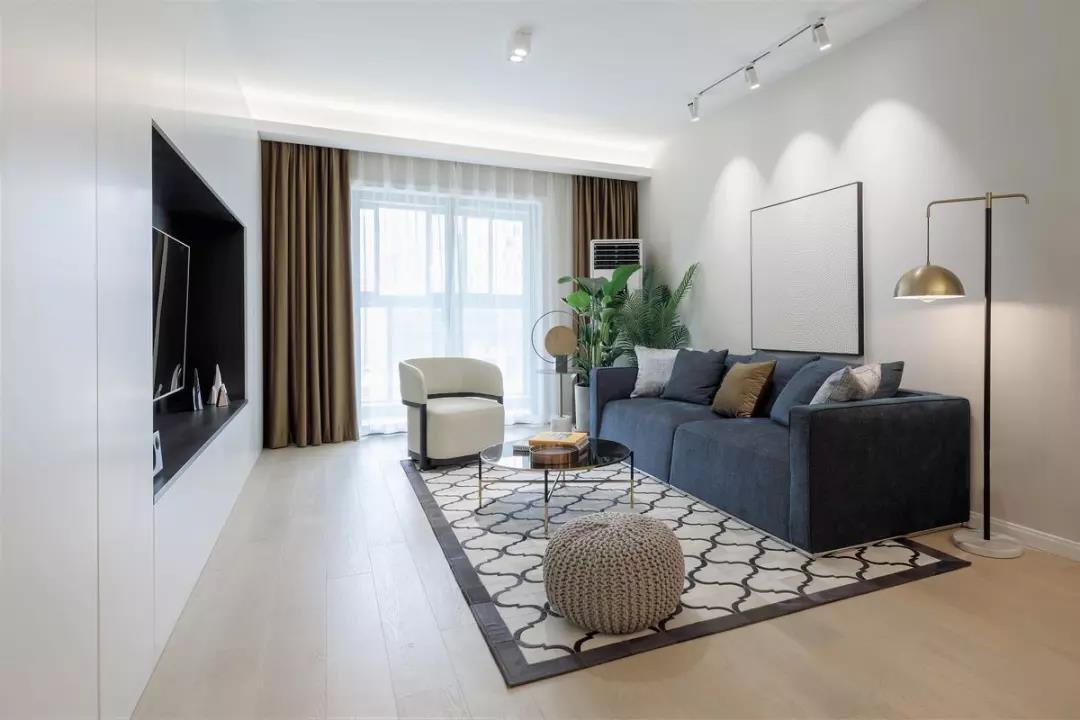 114平柜子从入户门一直延伸到客厅电视背景墙,实用而又美观