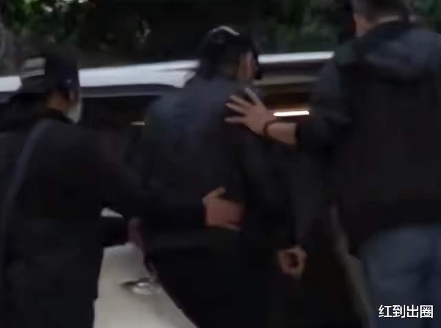 谢贤|86岁谢贤近况曝光引担忧，独自出行难以站直，和小孩玩闹太接地气