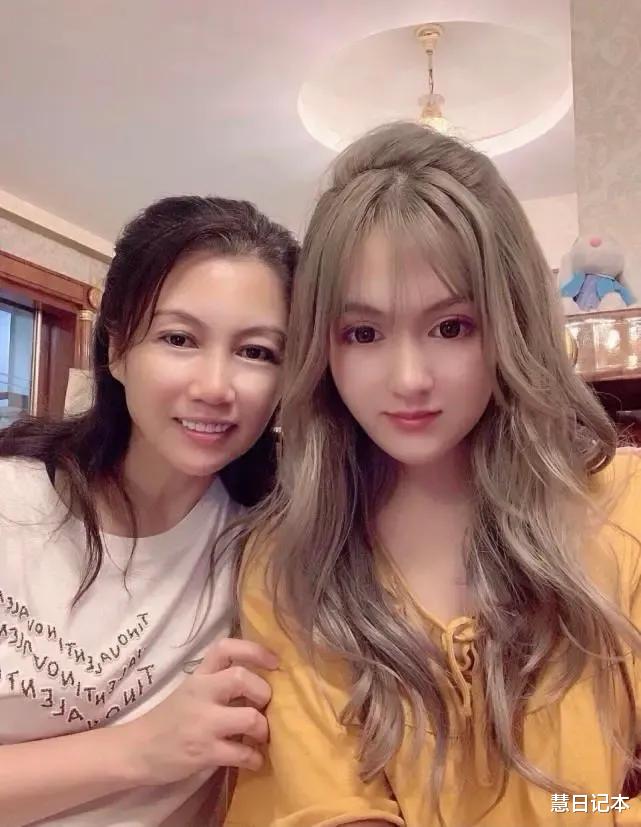 秦奋|富二代秦奋和亲妹妹秦卓君合影,看的到秦奋的身高只比妹妹高一点