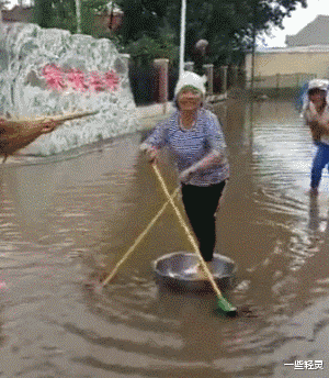 |老婆打疫苗非要穿露肩连衣裙,戴着口罩就不怕丢脸了吗?