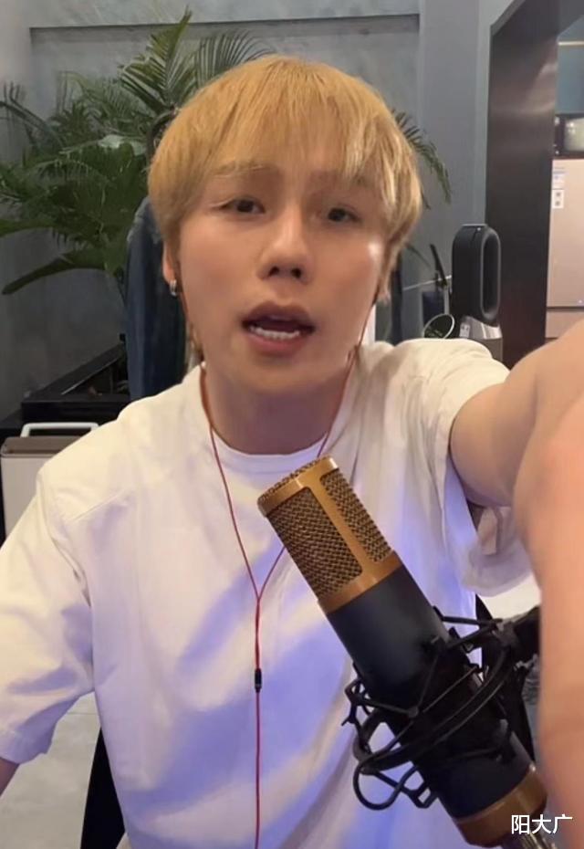 刘维|刘维至今走不出丧母之痛，凌晨用小号开直播，整个人瘦到轮廓分明