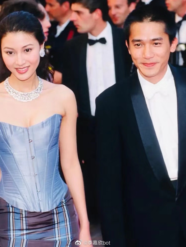 李嘉欣|60岁许晋亨派对上主动示爱李嘉欣，女方大病之后对她更加痴心