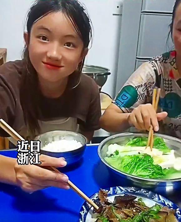云南14岁侄女偷偷来浙江投奔姑妈,行李箱打开姑妈崩溃:心太疼了