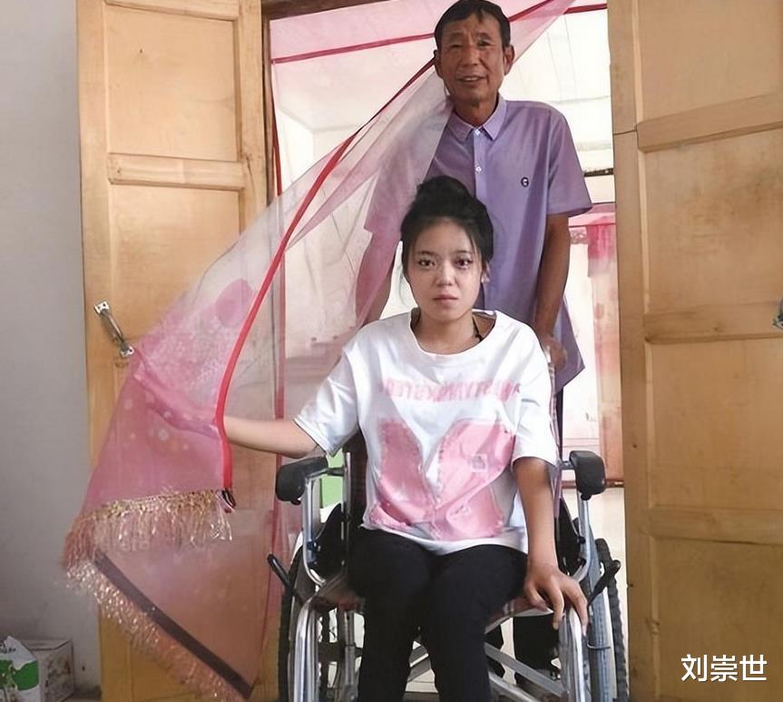 1997年男子捡一瘫痪女婴，19年后没钱看病，女孩7幅画卖了4.58万
