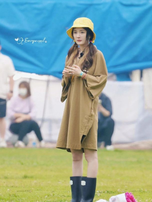 杨幂|《花少》路透，杨幂被雨淋湿，小丁大跳热舞，与张凯丽同框像母子