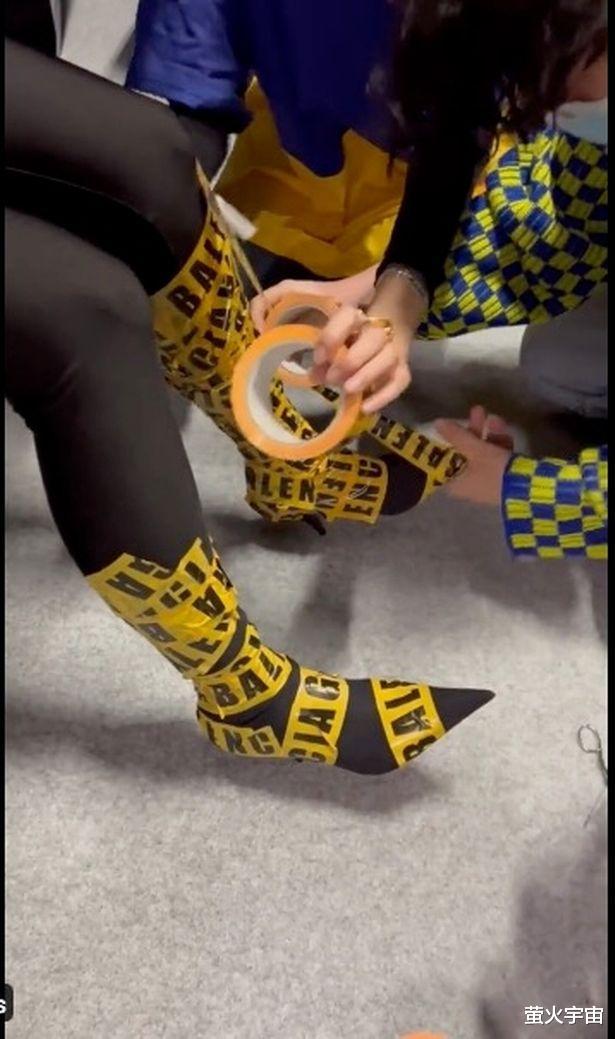 金·卡戴珊|金·卡戴珊分享“行走的胶带”幕后创作过程，五人鞍前马后忙翻天