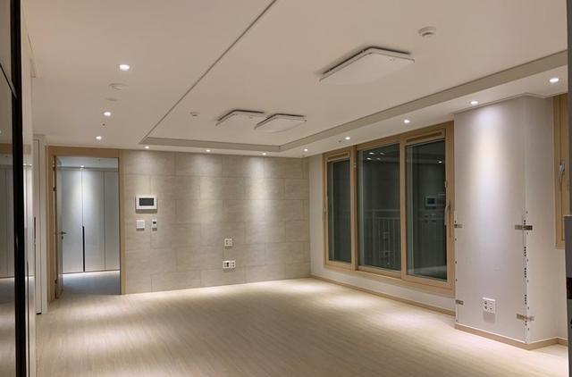 姐弟俩看上同一小区，买下70精装房又成了邻居，日后也能有照应