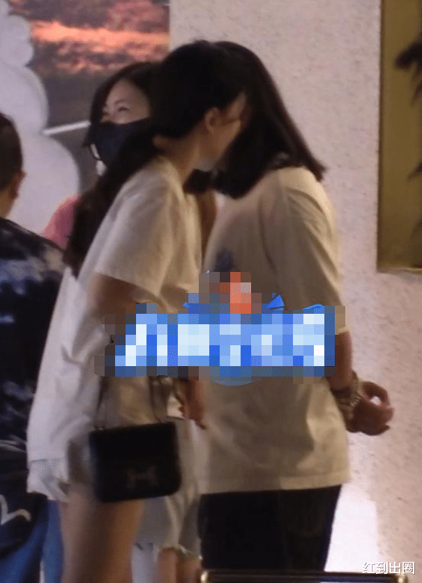 张萌|张萌和男友人耳语太亲密，穿超短裤露出大白腿，富豪老公就在旁边