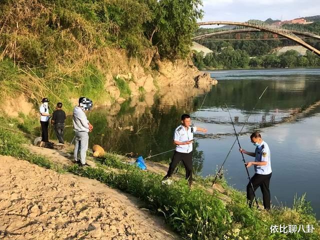 |4人假期钓鱼被抓，工作估计也黄了，这种钓鱼行为可判刑