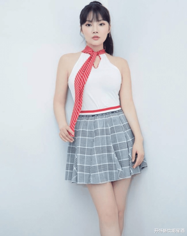 徐冬冬|“小荔枝”短裙搭配无袖上衣，徐冬冬的学生装，网友：羡慕！