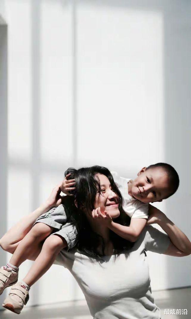 刘琳带儿子拍大片，母子俩穿西装一个飒爽一个搞怪，儿子太可爱了