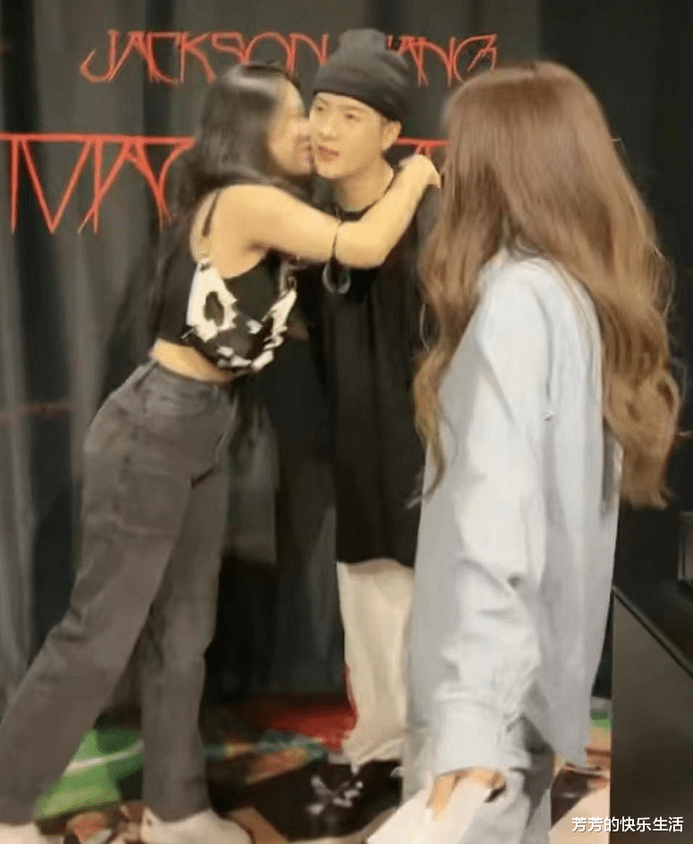 王嘉尔|王嘉尔亮相活动现场,与粉丝亲密互动,面对粉丝告诫表情含蓄