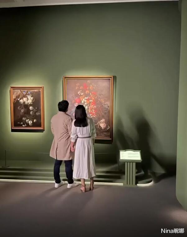 郭晶晶|郭晶晶撇下三娃，陪发福老公逛艺术馆，穿白裙十指紧扣结婚10年还腻歪