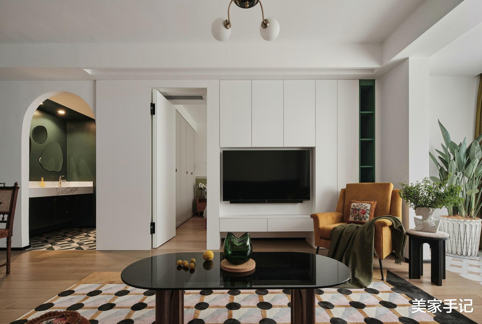 越来越多人不做电视墙,学她家打满柜子,全屋不是一般的实用大气