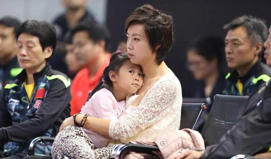 张怡宁|带孩子参加活动的张怡宁，一位低调朴素的阔太，堪比郭晶晶伏明霞