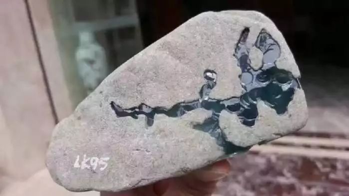 翡翠|老板5000转出的翡翠原石,刚开窗就想扇自己一大嘴巴子!